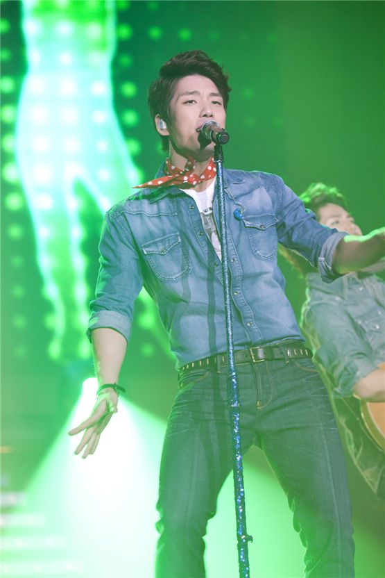 2AM member Changmin performs a rock and roll tune during their Seoul concert of the first Asian tour "The Way of Love," held at the Olympic Hall in Seoul, Korea on November 24 and 25, 2012. [CJ E&M]