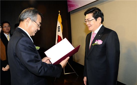 김기동 광진구청장이 복지 대상을 받고 있다.