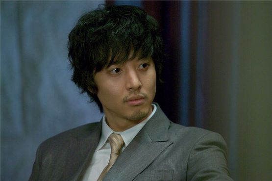 Actor Lee Dong-gun poses in a picture released by FNC Entertainment on November 26, 2012. [FNC Entertainment]