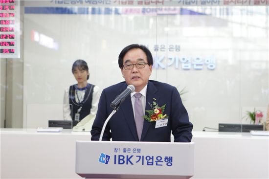 정창영 코레일 사장이 서울역환전센터 개점식에서 축사를 하고 있다.
