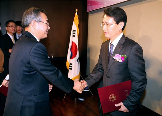 김용복 금천구 부구청장(오른쪽)이 보건복지부 차관으로 부터 상패를 받고 있다.