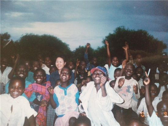 지난해 말라위 치무왈라 지역을 찾은 백영심씨가 학생들과 사진을 찍고 있다.