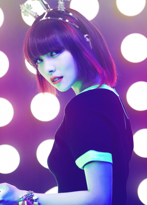 Wonder Girls member Sun stares at the camera in a profile picture taken for "Wonder Party," released on June 3, 2012. [JYP Entertainment]