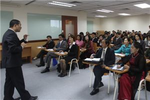 한국금융 세계로 뛴다 - 한화 보험맨 "출생률이 사망률의 3배네요" 베트남 붙잡고 설득