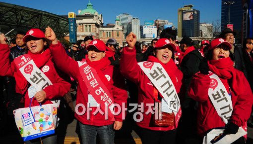 [포토]서울역 광장을 가득 메운 박근혜 지지자들 