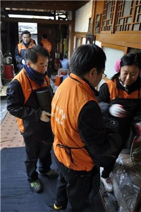 코스콤, 연말 '사랑의 연탄나눔'.."이웃사랑 실천" 