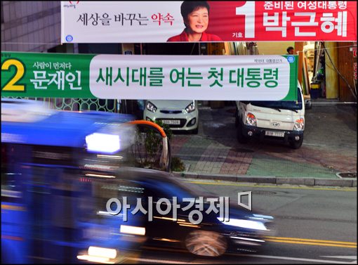 [포토]후보 선거 현수막 지나가는 차량들