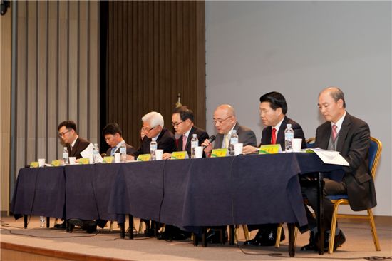 한국발명진흥회와 지식재산포럼이 최근 한국과학기술회관 대회의실에서 연 '2012  직무발명 국제심포지움 및 우수기업 시상식’ 때 토론을 벌이고 있는 각계 전문가들 