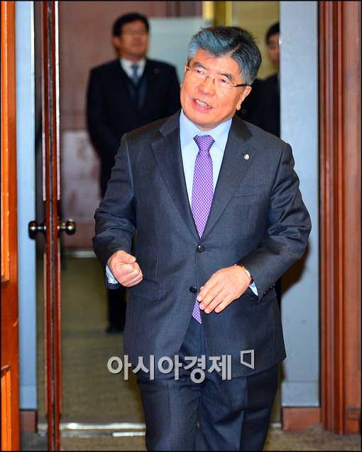 [포토]11월 경제동향 간담회에 입장하는 김중수 한은 총재