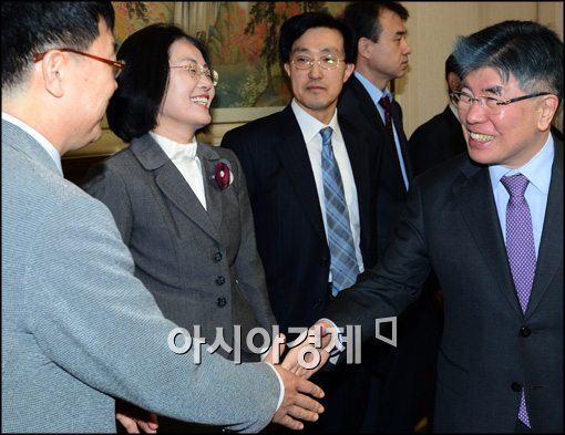 [포토]'11월 경제동향 간담회', 악수하는 김중수 총재