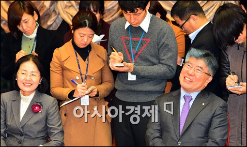 [포토]대화중 미소 보이는 김중수 총재-이인실 교수