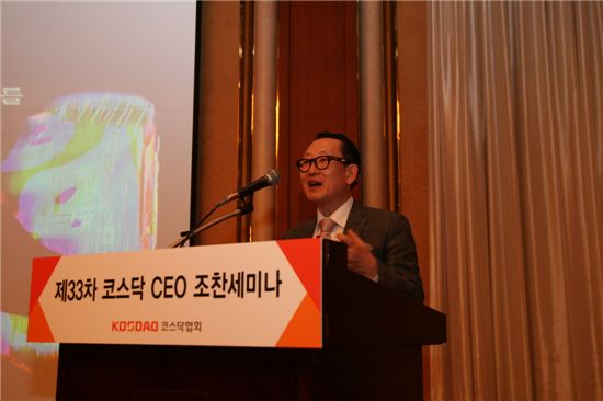 ▲ 이장우 박사가 코스닥협회가 주최한 제33차 코스닥 CEO 조찬 세미나에서 '인문적 감성으로 아이디어를 찾아라'란 주제로 강연을 하고 있다