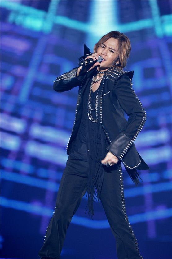 Korean actor-singer Jang Keun-suk shows powerful performances during the Saitama leg of his 2012 Asia tour “THE CRI SHOW 2,” held at Saitama Super Arena in Saitama, Japan on November 26, 2012. [Tree J Company]