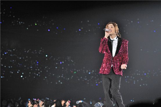 Korean actor-singer Jang Keun-suk renders a song during the Saitama leg of his 2012 Asia tour “THE CRI SHOW 2,” held at Saitama Super Arena in Saitama, Japan on November 26, 2012. [Tree J Company]