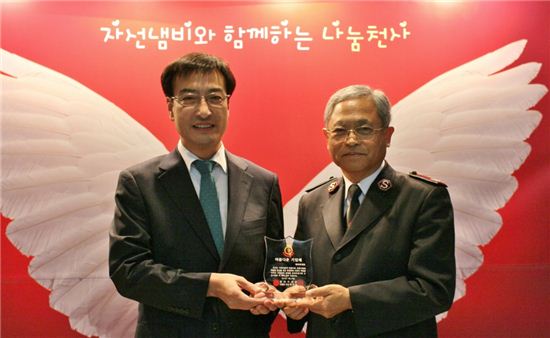 ▲이정기 파리바게뜨 마케팅본부 상무(왼쪽)와 박만희 한국구세군 사령관(오른쪽)이 기념 촬영을 하고 있다.