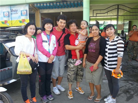 티브로드 '외가방문 프로젝트'로 마리골드씨(오른쪽 두번째)와 남편 김문수씨(오른쪽 세번째)가 필리핀 외갓집에 방문했다.  