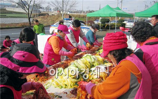 [포토]전남 함평경찰, 김장 봉사활동 현장 웃음꽃 활짝
