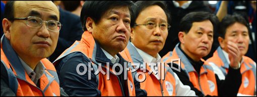 [포토]전력 상황 살피는 관계자들