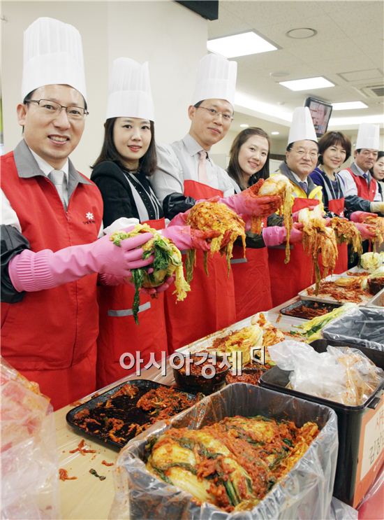 [포토]광주 신세계 백화점, "사랑더하기 행복나눔" 김장김치 캠페인 