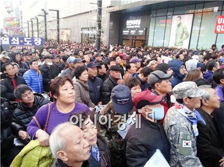 ▲박근혜 새누리당 대선 후보는 28일 천안 신세계 백화점 앞에서 열린 유세장을 찾았다. 이날 유세장에는2000여명의 시민들이 운집했다.