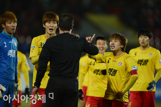 [포토] 페널티킥 판정항의하는 성남 선수들