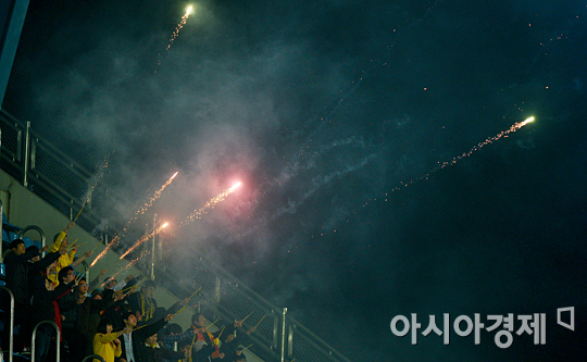[포토] 폭죽 터뜨리는 성남 서포터