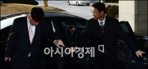 [포토]고개숙인 최재경 중수부장