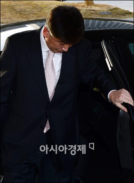 [포토]고개 숙인 채 출근하는 최재경 중수부장