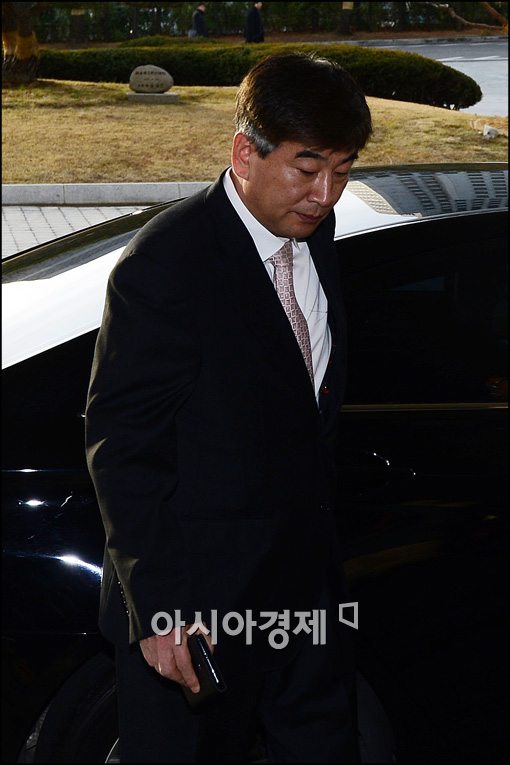 [포토]출근하는 중수부 최재경 부장