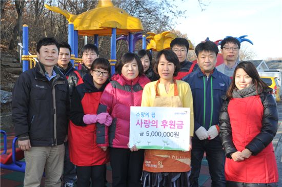 ▲ 금투협 '소망의집' 김장담그기 봉사활동에 참여한 금투협 직원들
