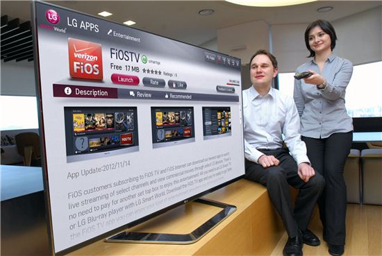 LG전자 직원들이 여의도 LG트윈타워에서 시네마3D 스마트TV를 통해 파이오스서비스를 체험해 보고 있다.  
