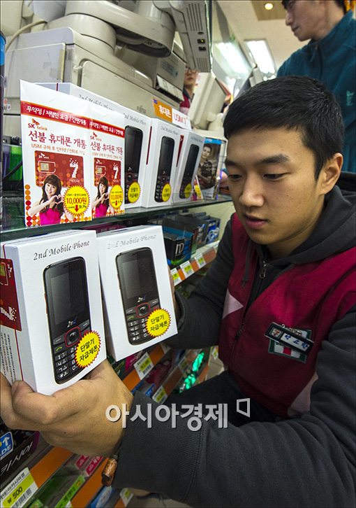 [포토]‘8만원대 휴대폰 판매 시작’