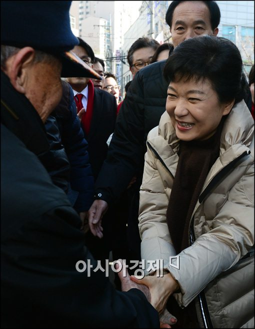 [포토]유권자와 악수 나누는 박근혜 후보