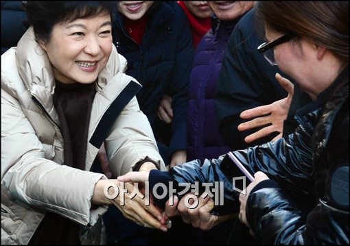 [포토]미소와 함께 악수하는 박근혜 후보