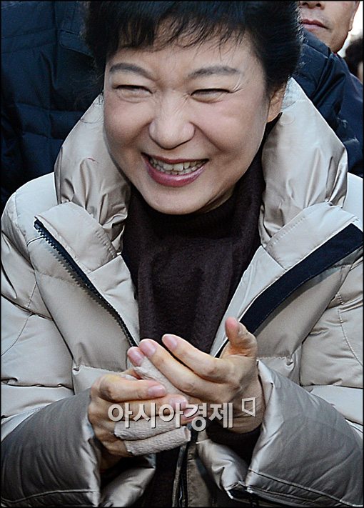 [포토]박근혜 후보, '손가락이 너무 아파요'