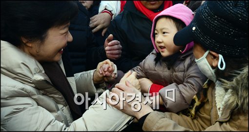 [포토]아이와 인사하는 박근혜 후보