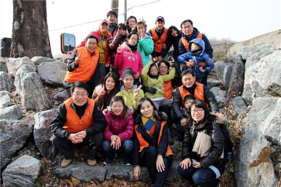 지난 28일 황희태 한화건설 국내영업본부장(앞줄 왼쪽 첫번째)과 본부 임직원들, 동천스포츠단 운동선수들이 북한산 둘레길에서 기념 촬영했다.