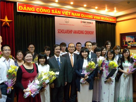 베트남 하노이국립대학에서 열린 장학증서 전달식에서 참석자들이 기념촬영을 하고 있다. 킴 산 하노이대 부총장(앞줄 오른쪽 네번째부터), 김진현 포니정재단 이사장, 하찬호 베트남 대사가 포즈를 취하고 있다.
