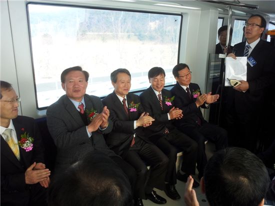 권도엽 국토해양부 장관(오른쪽 세번째) 등 행사 참석자들이 도심형 자기부상열차 개발 관계자들을 격려하기 위해 박수를 치고 있다.
