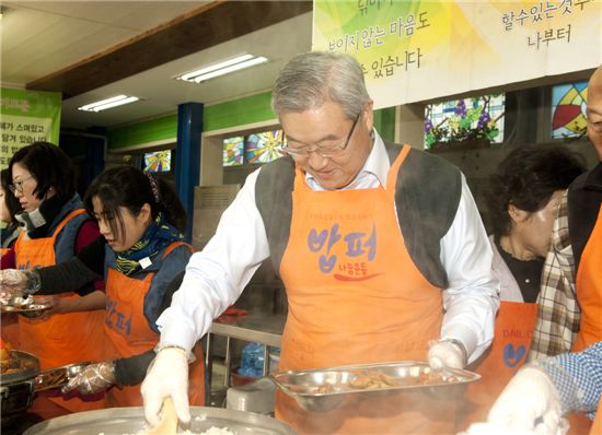 [포토]급식 나눠주는 김성환 외교통상부 장관