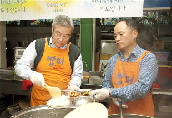 [포토]급식 나눠주는 김성환 외교통상부 장관