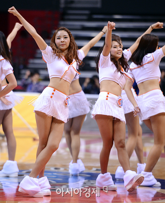 [포토] 치어리더 '힘찬 몸짓'