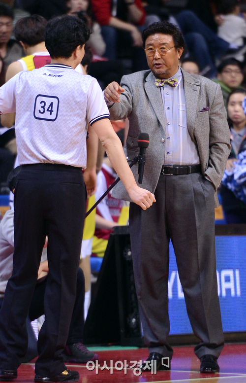[포토] 판정항의하는 최부영 감독