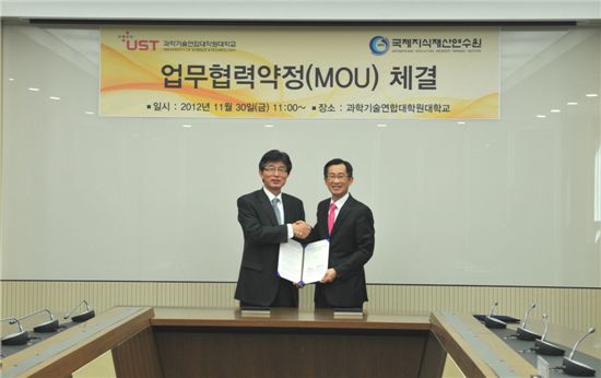 박건수(오른쪽) 국제지식재산연수원장과 이은우 UST 총장이 '국가 R&D 효율화를 위한 IP-R&D 전문인력 양성 및 지식재산권 질적 수준 향상을 위한 업무협약(MOU)'를 맺고 악수하고 있다. 