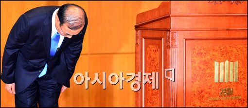 [포토]고개숙인 한상대 총장