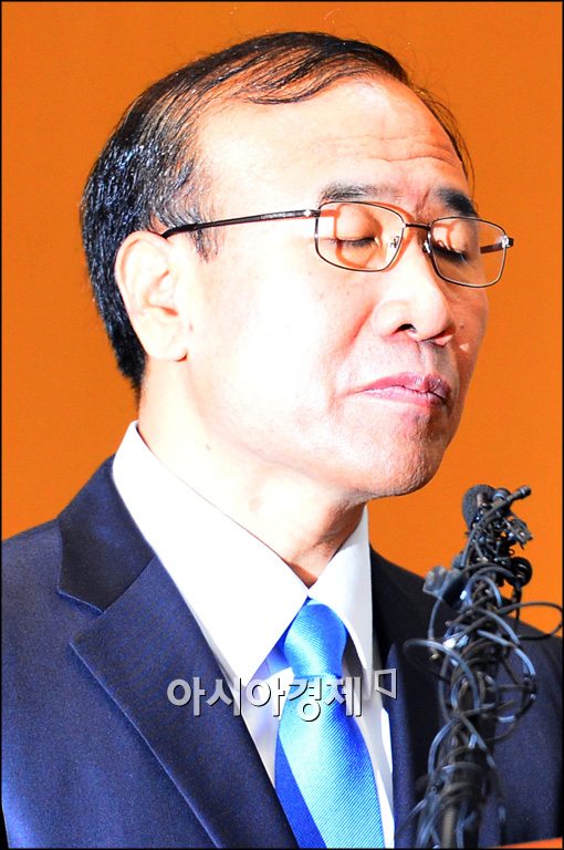 [포토]사퇴문을 발표하는 한상대 총장