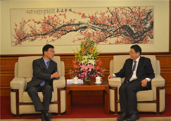 강호인(왼쪽) 조달청장과 리-바오롱 국무원 기관사무관리국 부국장(차관급)은 두 나라 중앙조달기관간 교류 정례화를 논의하고 있다. 