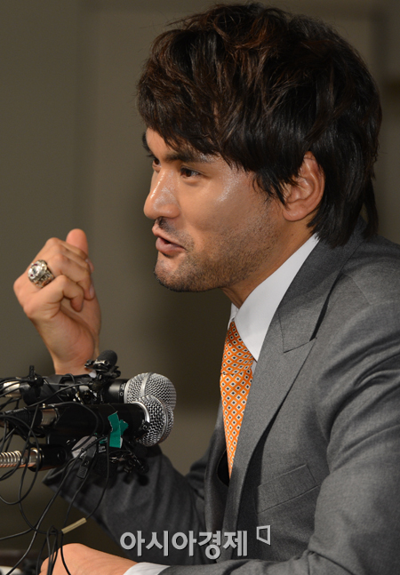 [포토] 박찬호 '은퇴 기자회견장에 우승반지 끼고 왔어요'