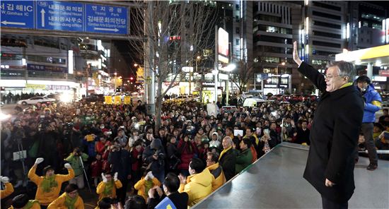 문재인 민주통합당 대선 후보가 30일 저녁 경남 김해시 내외동 사거리에서 유세를 펼치고 있다. (사진 제공 =문재인 캠프)
