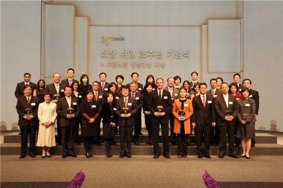 30일 오후 호암아트홀에서 개최된 이건희 회장 취임 25주년 기념식에서 자랑스런 삼성인상을 받은 수상자들이 기념촬영을 하고 있다.


